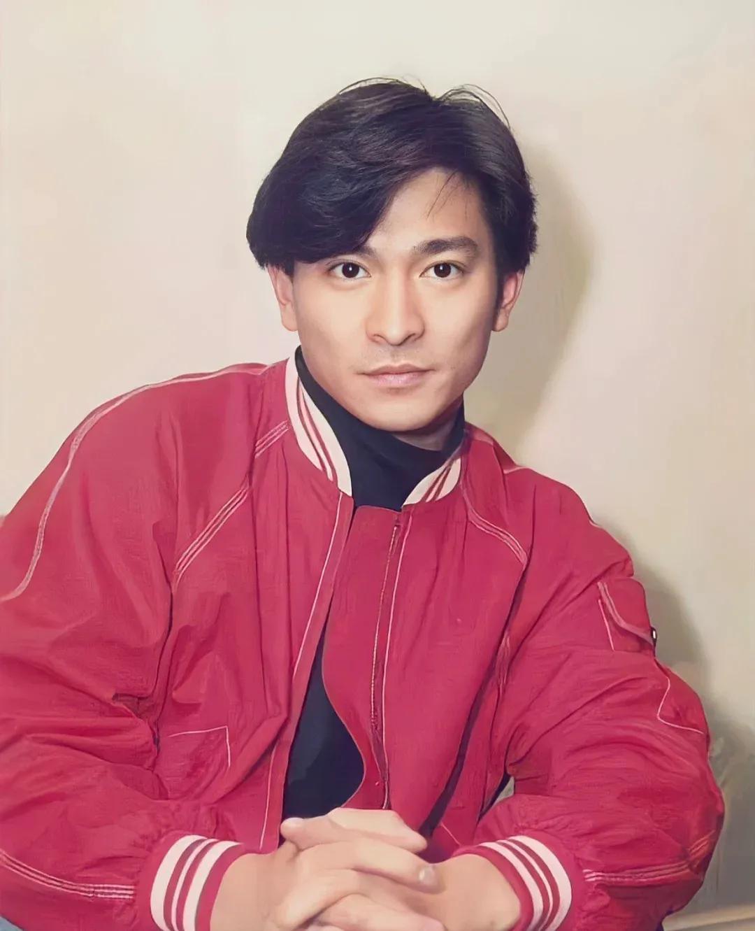 1994年，华人神探李昌钰回国参加活动，看见一旁西装笔挺的刘德华，就说:“请帮我