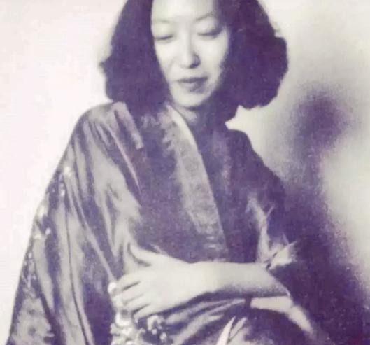 1947年，张爱玲发现自己已经两个月没来例假，以为是怀孕了，满怀欣喜地告诉男友桑