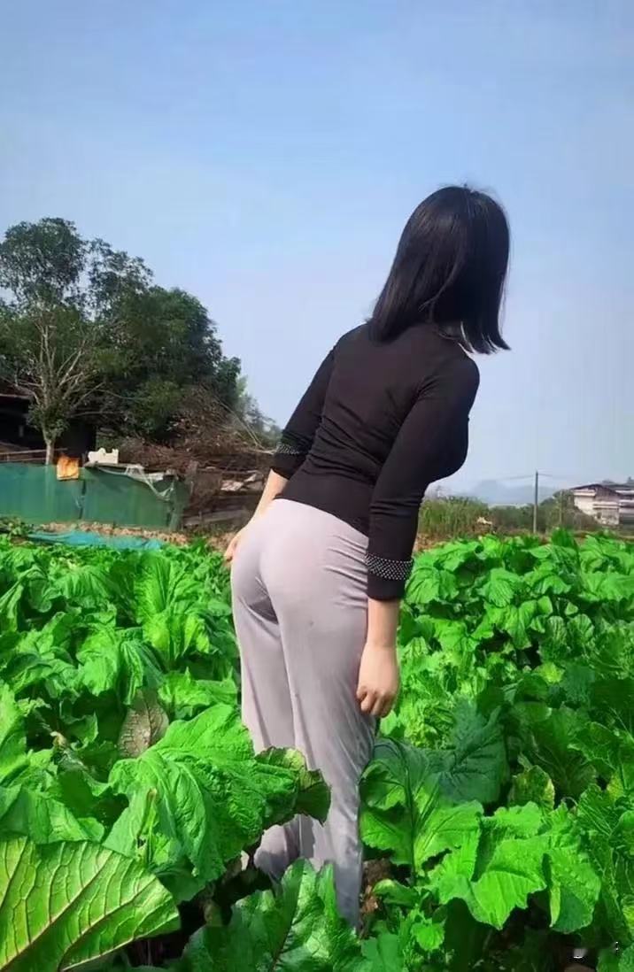 嫂子太能干了洗衣做饭还下地种菜哈哈哈哈
