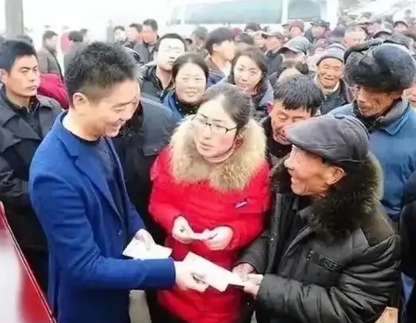 这已经不是刘强东第一次给老家乡亲送钱和年货了。

去年1月，有网友发现，网购时发