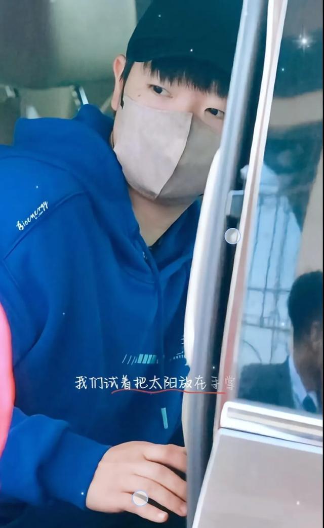 国乒小将低调回京，王楚钦999羽绒服引关注，日乒11岁神童闪耀