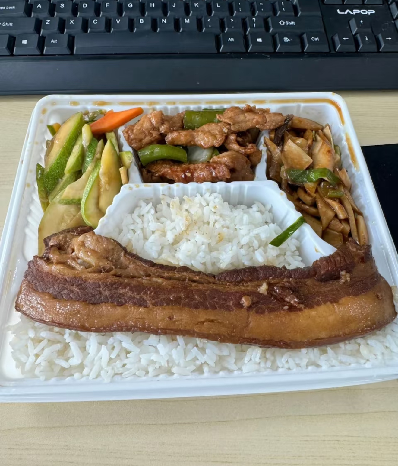 他们订这个拼好饭确实便宜，这一份才十块