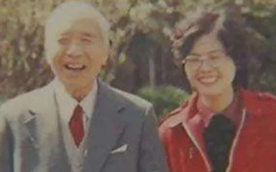1988年上海，86岁的名医邝安堃不顾子女反对，将年轻的小保姆娶回家。4年后邝安