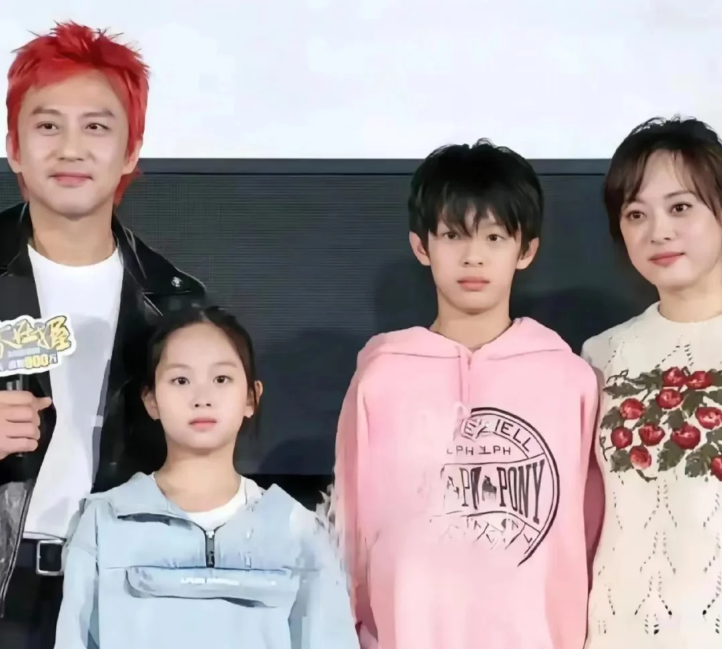 邓超一家四口罕见同框，儿子像妈女儿像爸