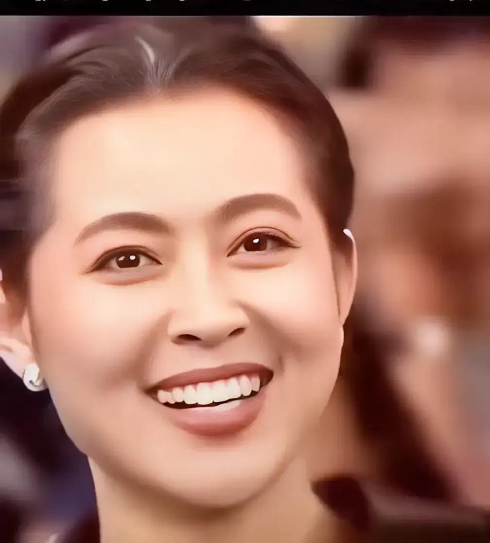 年轻人为何都喜欢倪萍？
两个小弟，一人一只胳膊搀扶着倪萍，不知坐轮椅的向太去哪儿