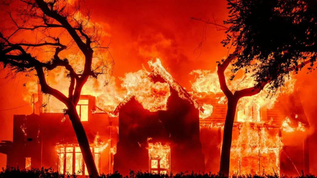 离特朗普回宫不足半月，洛杉矶突爆世纪山火，有华人为保卫家园烧死