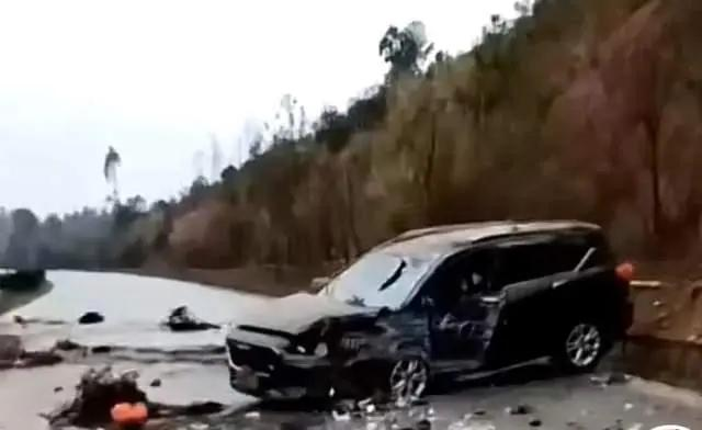 3死2伤，令人悲痛！云南华宁，发生两车相撞的交通事故，其中一辆车是大型客车，车内