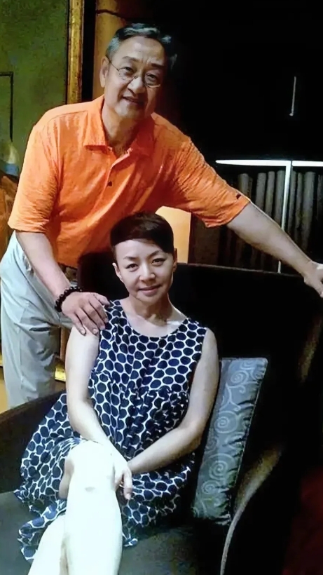 宋丹丹富豪丈夫同框，般配和谐
