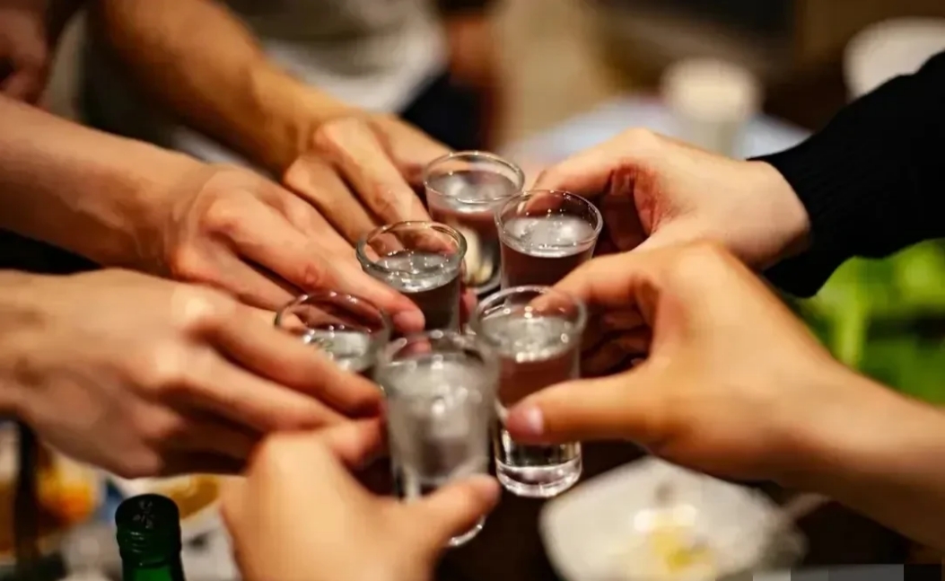 陕西榆林，一对夫妻为感谢男子帮忙，盛情邀请男子喝酒，男子酒后去找失足女去招待所放