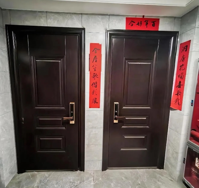 前段时间网购的春联到了，却没想到邻居抢先一步挂上了。尽管我们两家房门紧挨着，中间