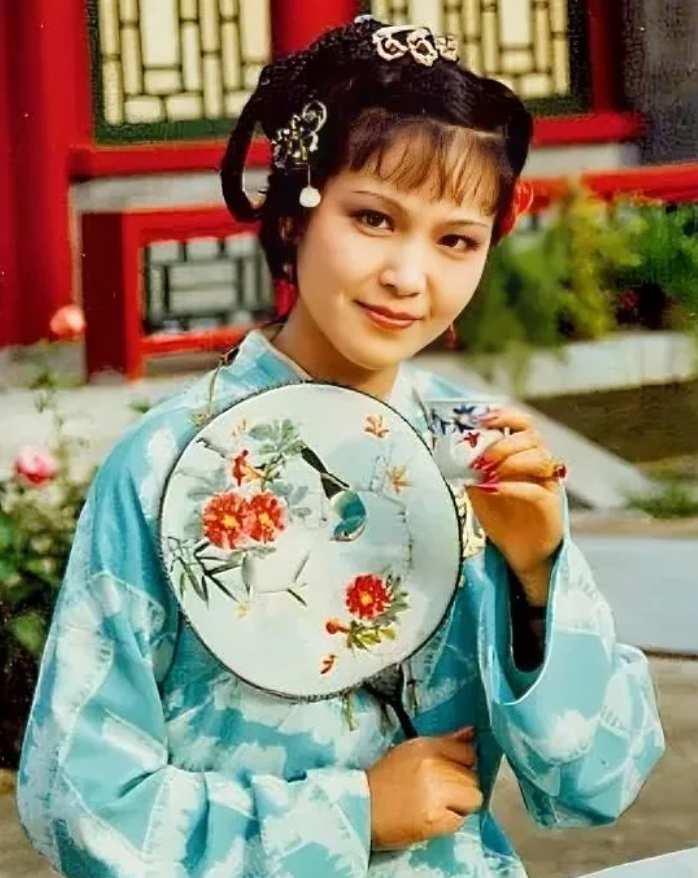 演员，金莉莉说，为什么中途辞演《红楼梦》呢？之前我一直在杭州郊区做公社的话务员，