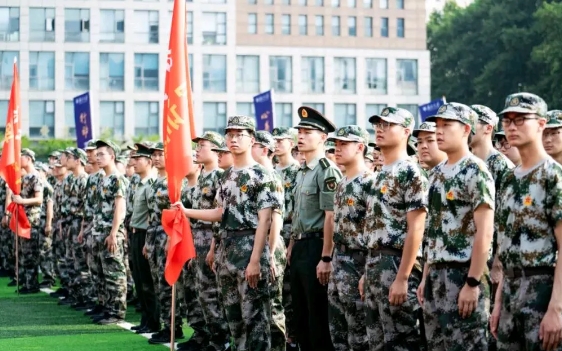 最近关于青岛技师学院新生热射病去世的事件冲上热搜，很多人就军训是否应该取缔展开了