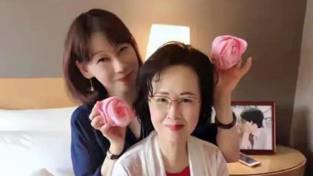 琼瑶5亿豪宅可园被拆除，全家福被扒，两个孙女皆是古典气质美女