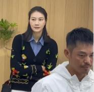 这对体坛的夫妻一起参加活动，看他们的表情挺怪异。 基本上没什么交流，男人全程臭着