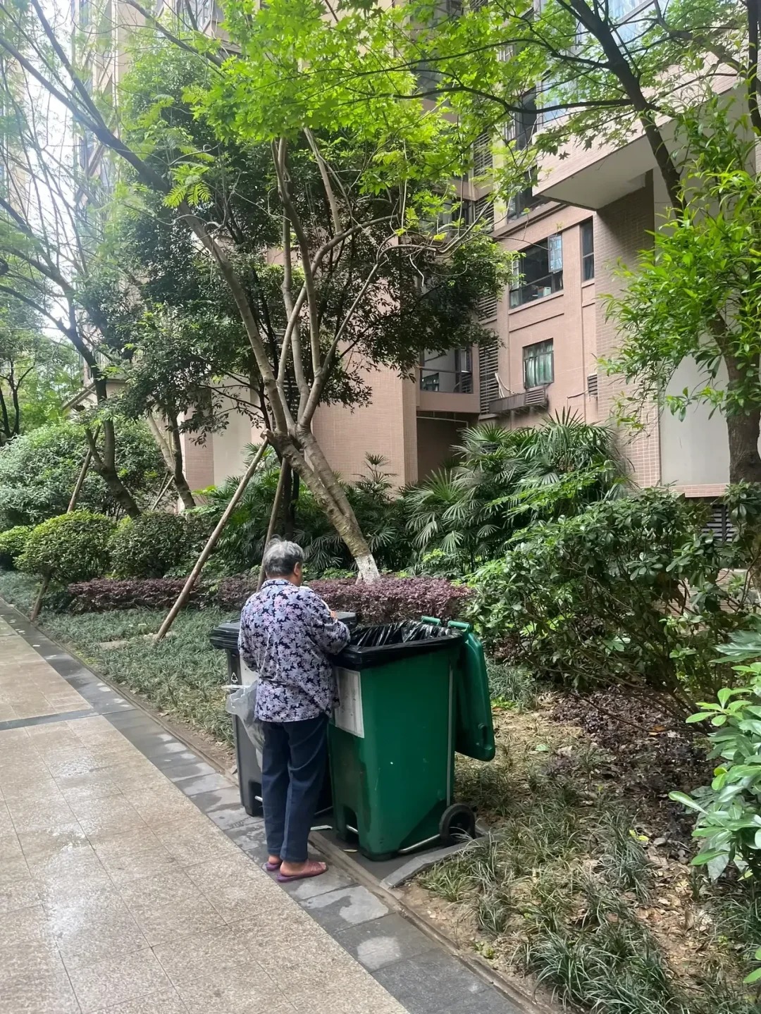 成都多贵的小区才不会有翻垃圾桶的
物业费贵的，四块以上的，就基本没有了吧。因为保