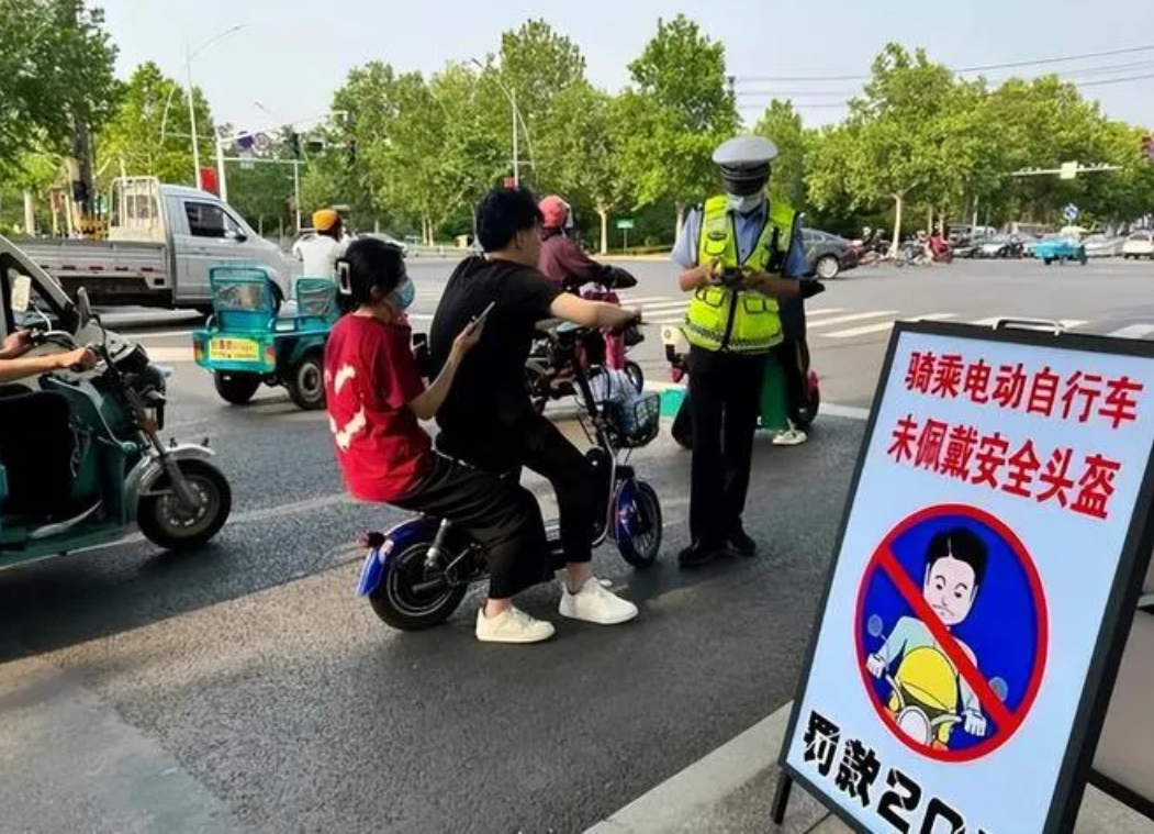 不戴头盔被罚20？大妈一句话问懵交警，网友：大妈始终是大妈！！！！

近日，一位