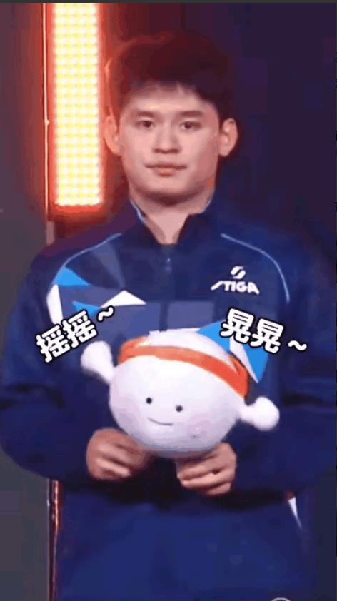 提醒王楚钦一句：
茉莉方糕和茉莉石膏不一样！
同样是乒超颁奖，
拿到一样的玩偶，