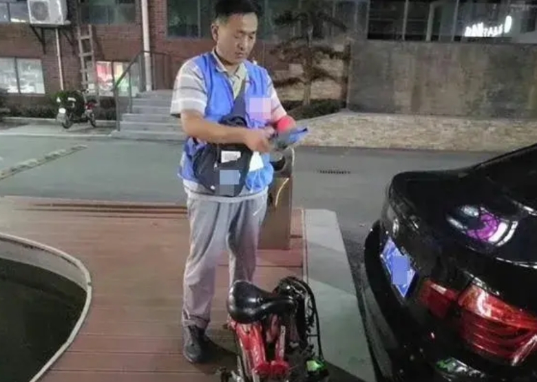 上海，男子酒后找代驾送到小区，代驾倒车入库时多次失败，男子自己倒车。车倒进去一半