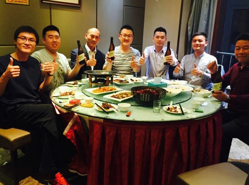 几名男子一起到餐馆聚餐，粗声粗气，吆五喝六，喝得微醉时，谈到年终奖30万，被餐馆