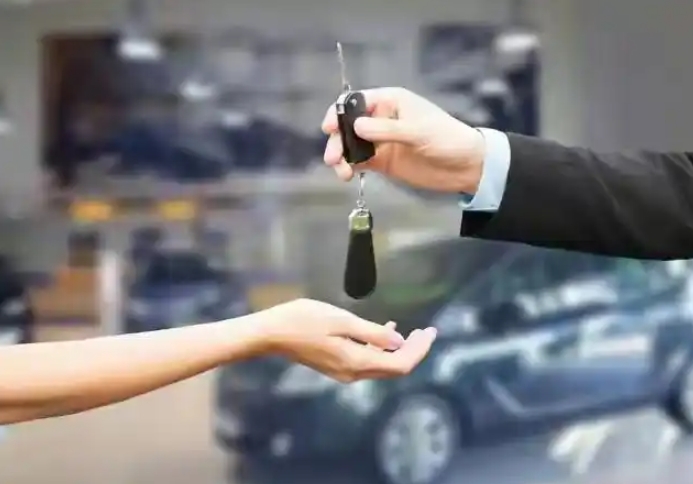 买车时该如何砍价格？
1.买车时尽量多带一些人 提前说好了由一个人砍价格，剩下一