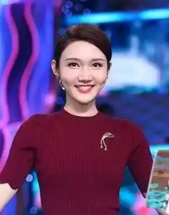 同样号称中央明嘴，最美主持人，中央一组，她们两个你更喜欢谁呢？