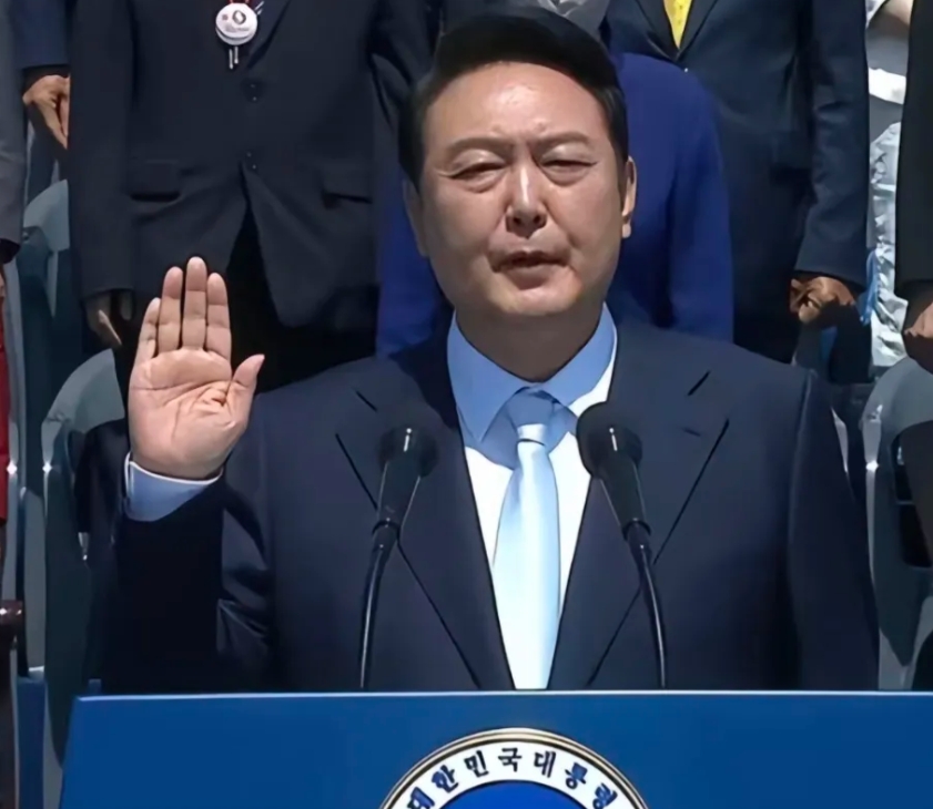 韩国媒体报道，尹锡悦涉嫌内乱案将在本月20号在地方法院开庭审理。
此前，尹锡悦否