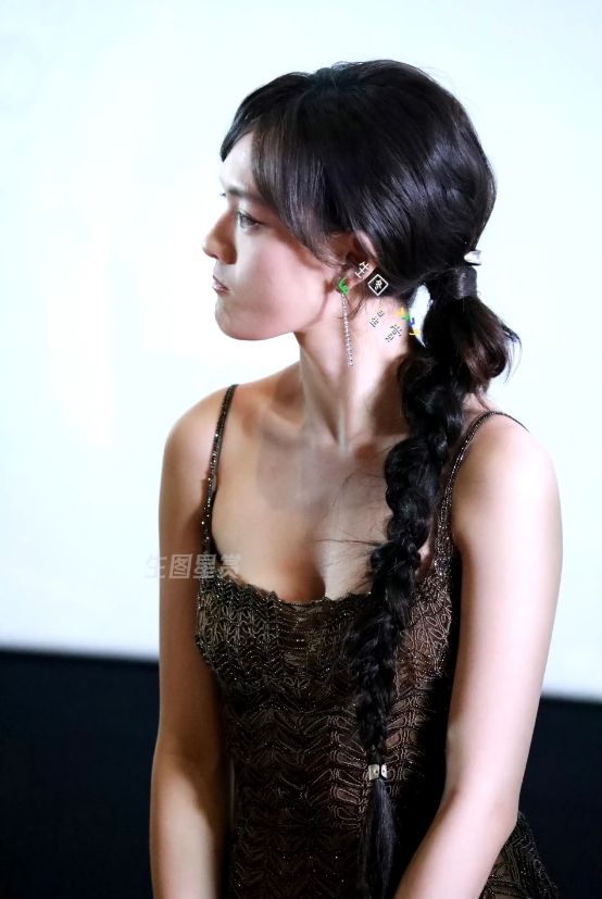 这个女星有望成为台湾省最优秀的女演员，实力与颜值并存，关键这身材还挺好，那么瘦胸