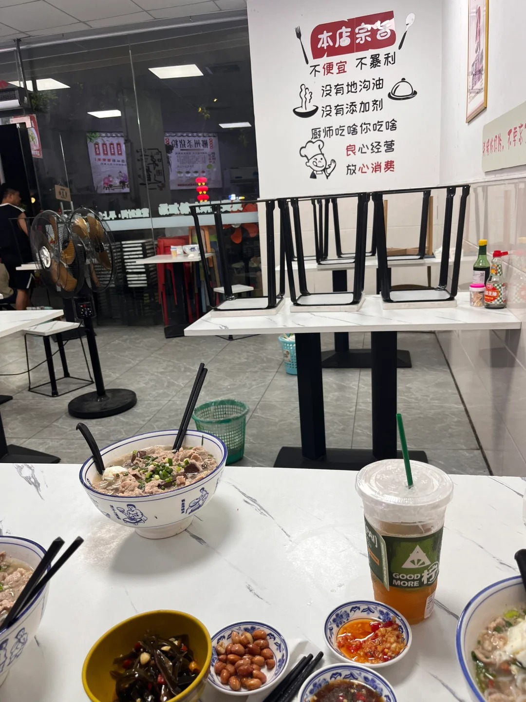 吃了半天发现不太对劲……
我这碗里不是有筷子吗……
而且吃着吃着 店里的凳子都上