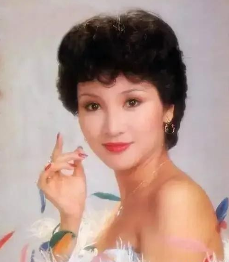 1985年的一个深夜，34岁的狄波拉盛装打扮后，敲开了赌王何鸿燊的房门，开门后她