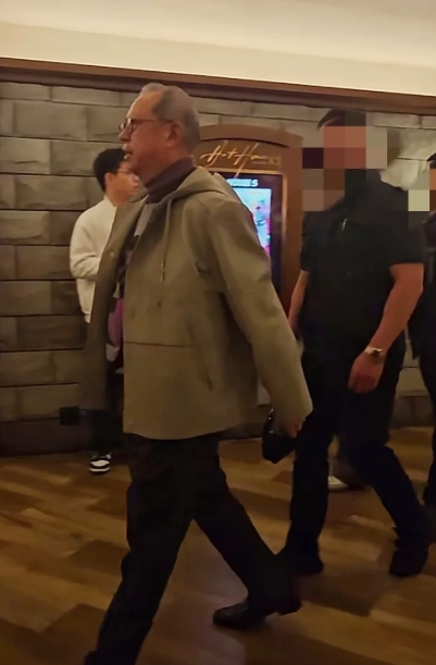 人称“岳少”的林建岳与小24岁的女友近日一起出席某新片首映礼，身旁的女友看着年轻