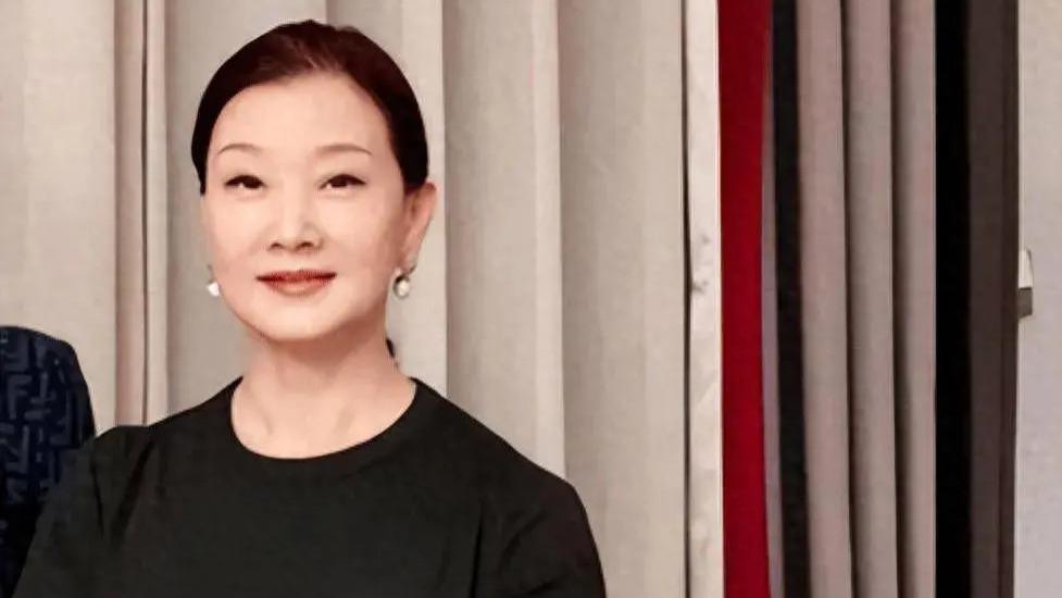 58岁宋祖英近况罕见曝光：住北京豪宅，穿香奈儿、风韵犹存不显老