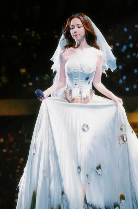 邓紫棋与富豪男友Mark感情稳定