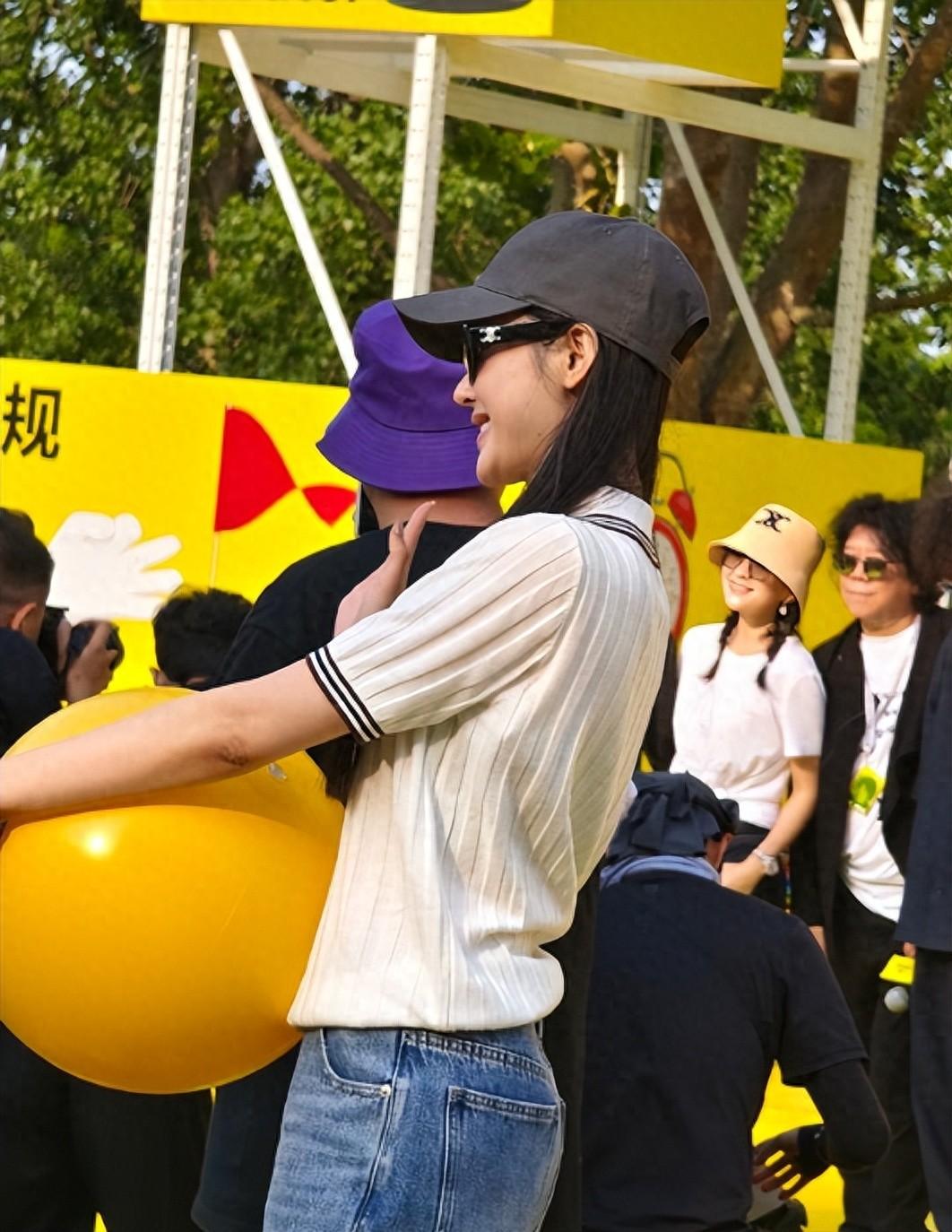 45岁章子怡携子，现身阿那亚，状态好似少女，儿子露正脸 像舅舅！
近日，2024