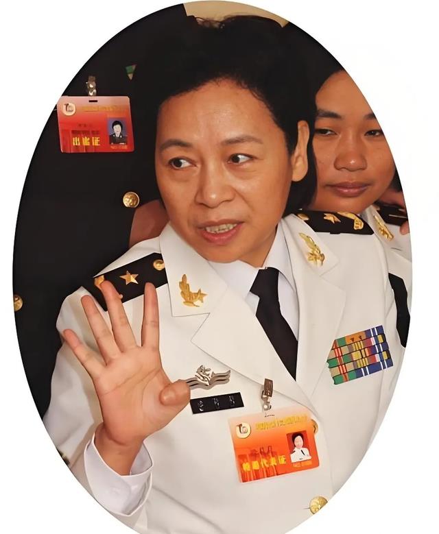 解放军第二位女中将徐莉莉, 也是首位海军女中将, 曾多次立功获奖