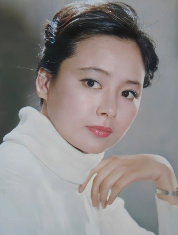 离婚34年后，张瑜入美籍终身未嫁