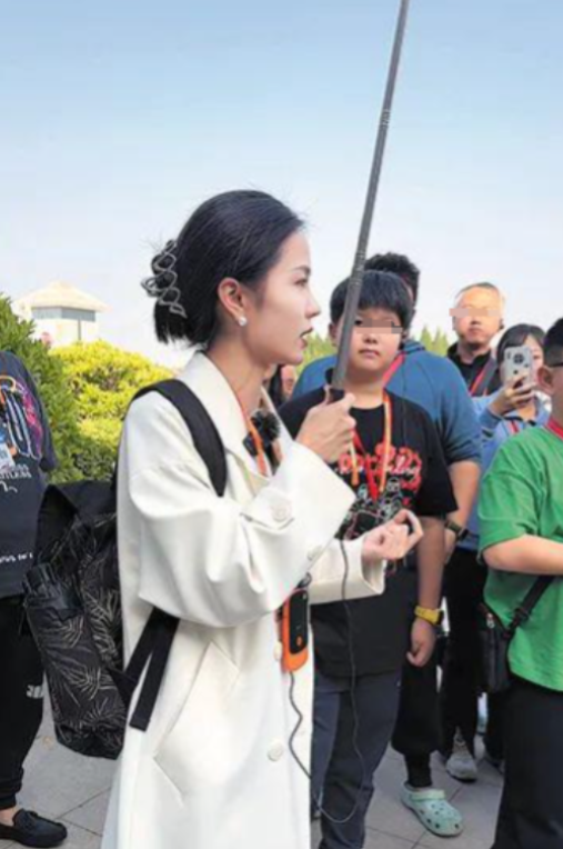 广西桂林，一男子在朋友的推荐下加入了一个VIP旅游活动，在旅行社安排购物时，男子