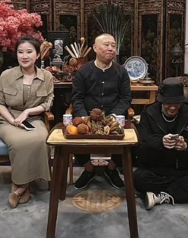 昨晚，郭德纲和秦霄贤师徒俩在直播间的互动太精彩了！

老郭现场兴致勃勃地让秦霄贤