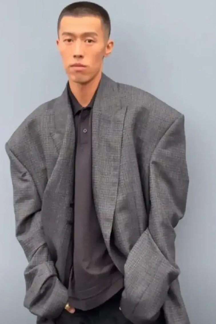 倪妮！
你和冯绍峰分手了
也应该找一个颜值比冯更好的
这个你现在的男友一一周游