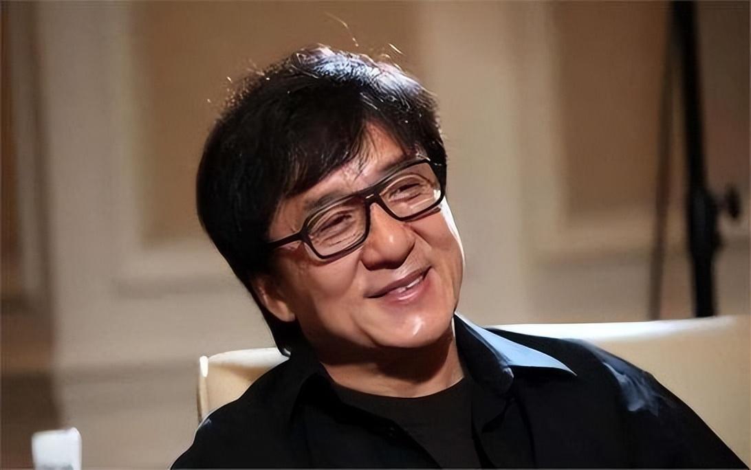 成龙人缘好的原因
成龙说过：在成名后，曾约见过一位非常漂亮的女士。那时候没有手机