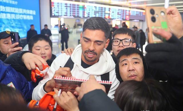 泰山双星抵济，五外援集结，崔康熙能否打好青春牌？