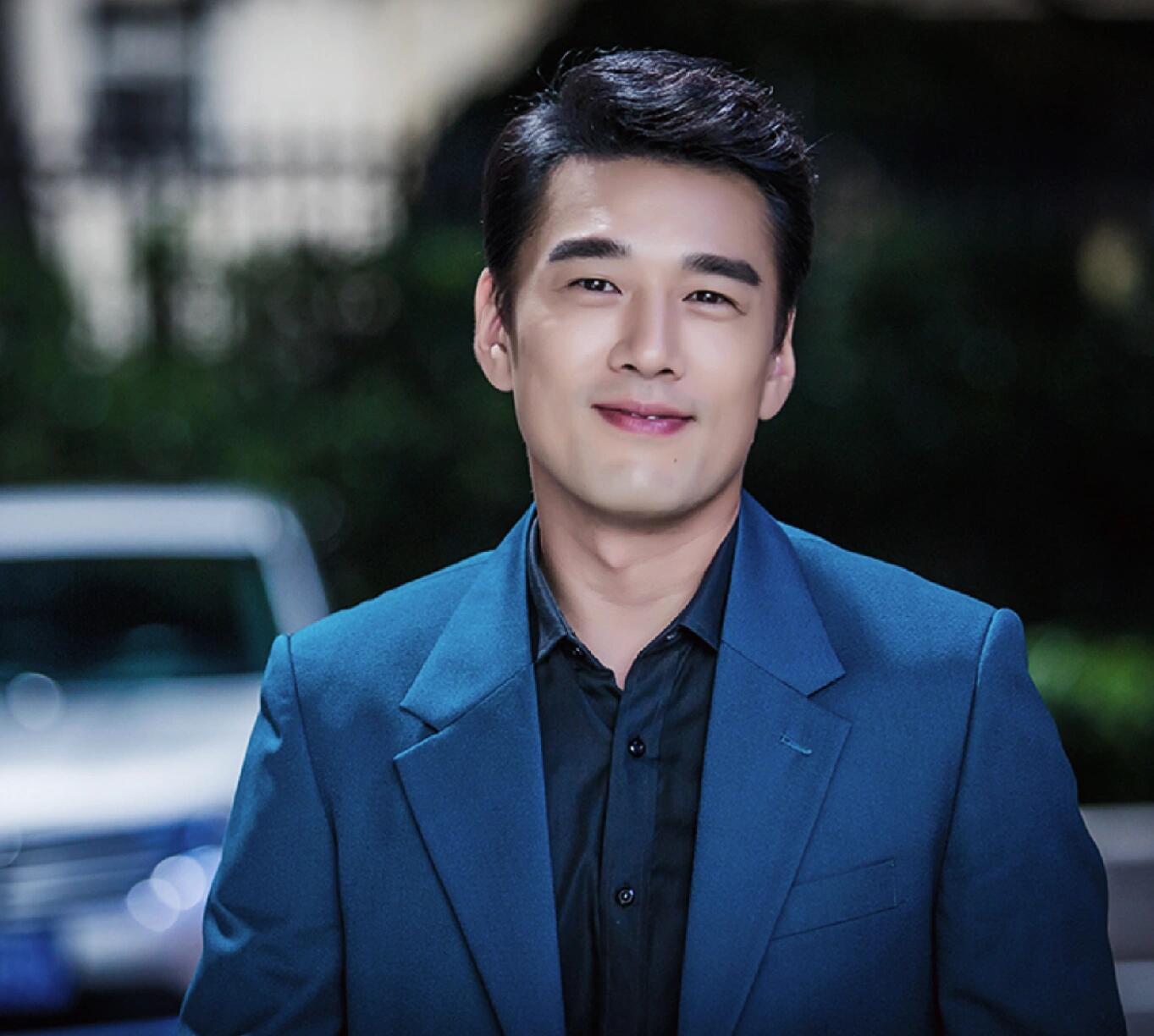 从演员到作家，坚持与责任成就多元人生