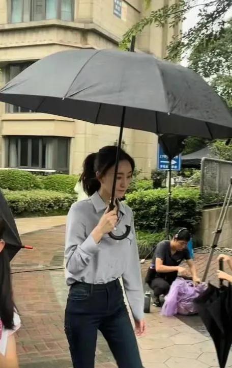 有人路遇李小冉拍戏，说她瘦的跟纸片一样，一看就是长年吃不饱饭的样子。
在真人秀里
