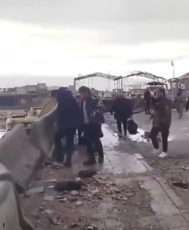 黎巴嫩政府向朱拉尼移交了70名逃亡黎巴嫩的原叙利亚政府军军官。 

这和判死刑没