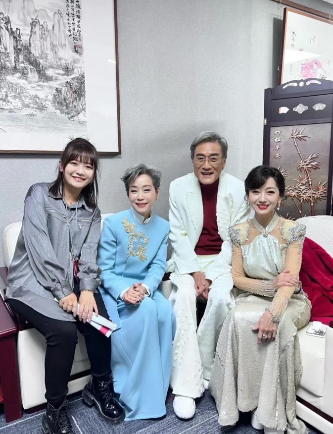 春晚大幕落下后，一张珍贵又难忘的合影流出，画面中，三位老艺术家齐聚一堂，笑容满面