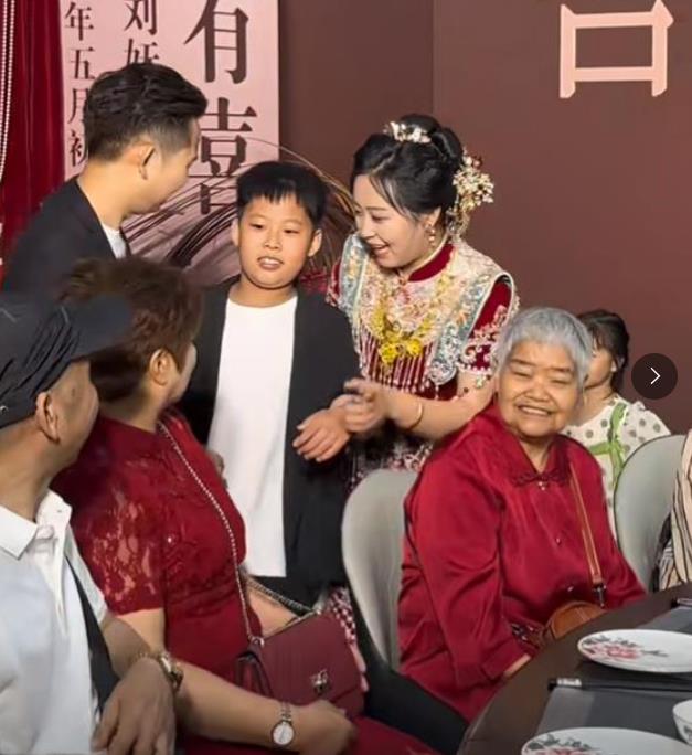 女子带着儿子再婚，称儿子以后只有一个爷爷、一个奶奶、一个爸爸，这话怎么听怎么别扭