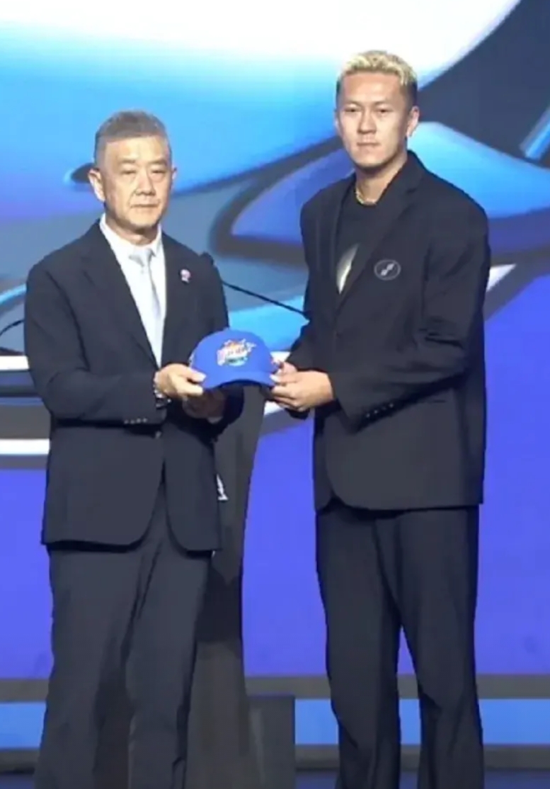 杨政草草放弃CBA体测，这三处细节真没搞懂！

1. 他很不知所措。在CBA的体