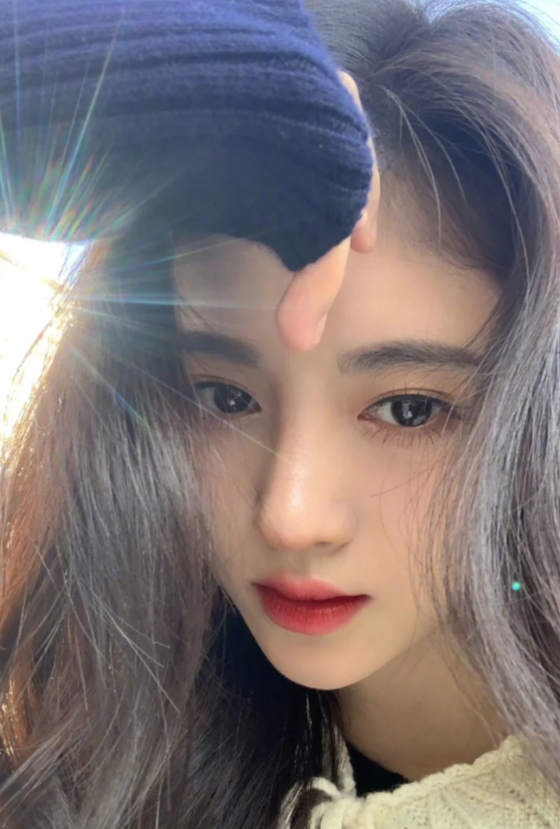 鞠婧气质优雅飘逸
