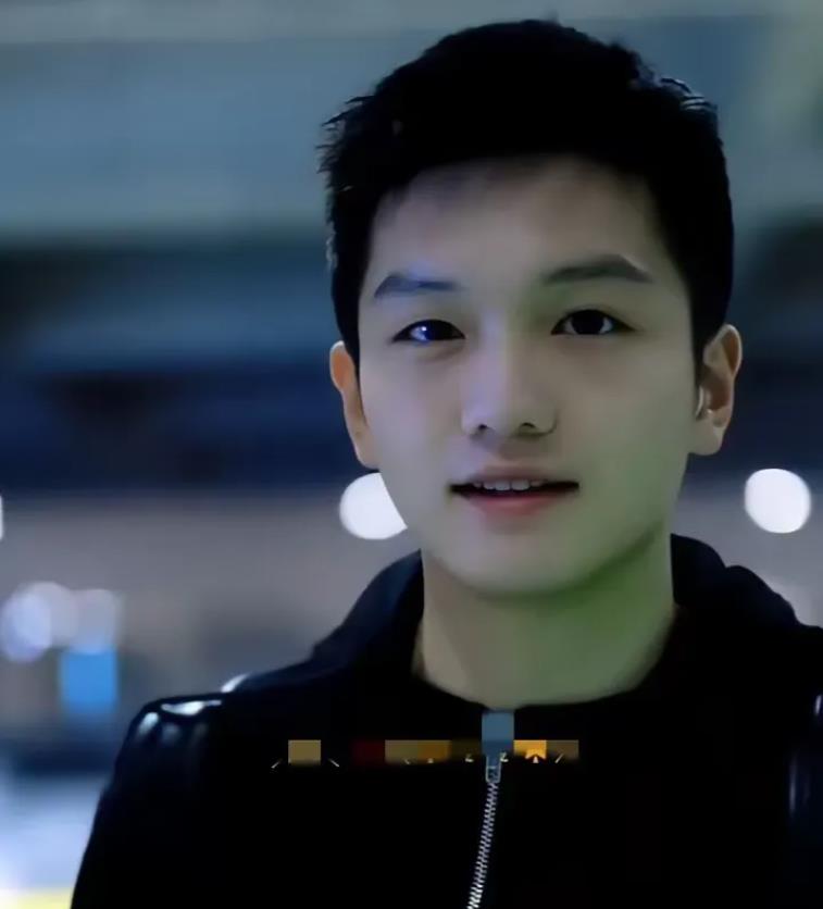 樊振东的长相真难评价
胖的时候像妈妈
瘦的时候像爸爸
脸型像妈妈
五官像爸爸
体
