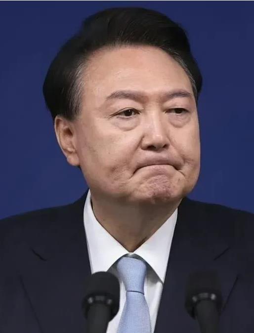 重磅消息！尹锡悦涉嫌内乱罪公审将在本月举行。在韩国总统尹锡悦正在宪法法院参加弹劾