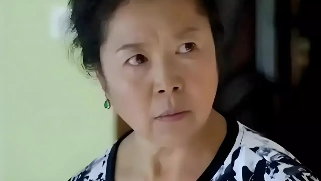 广东深圳，一78岁老汉与保姆惺惺相惜，竟瞒着7个子女，跟保姆领证结婚。保姆随后便